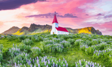 Iglesia de Vik en primavera