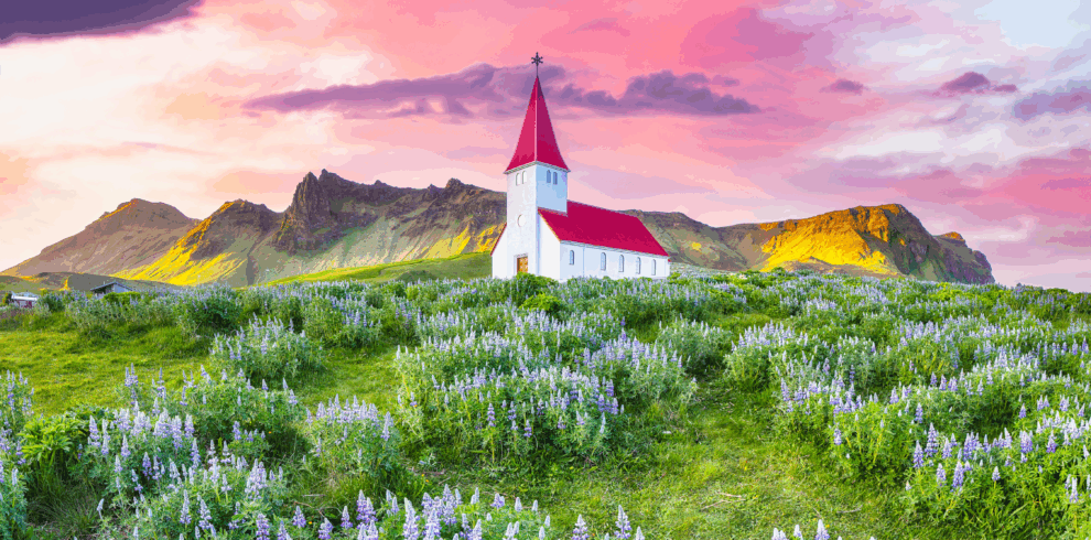 Iglesia de Vik en primavera