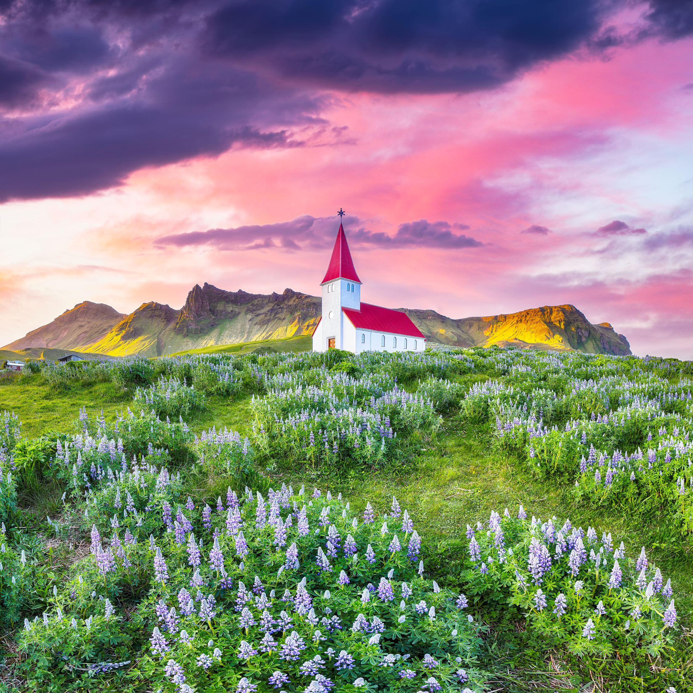 Iglesia de Vik en primavera