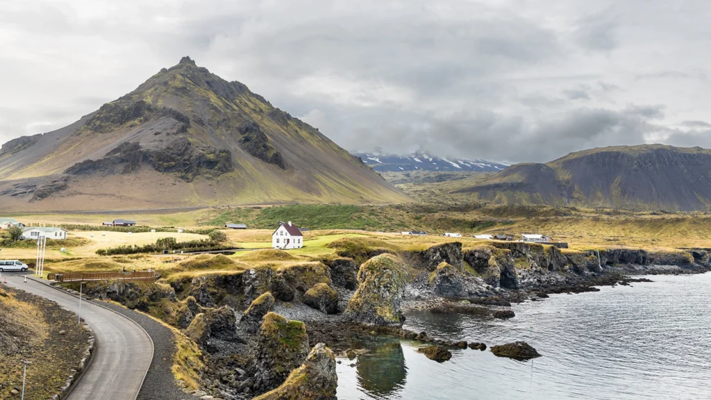 Vista de Arnarstapi en la península de Snæfellsnes, Islandia