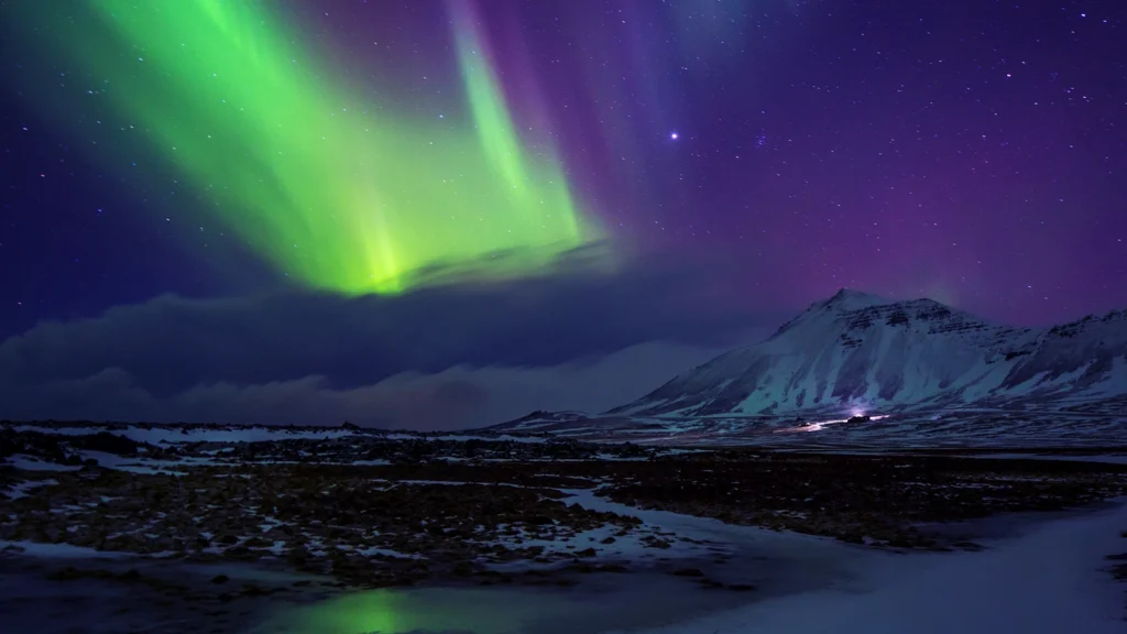 Auroras boreales sobre Ísafjörður en los Fiordos del Oeste, Islandia