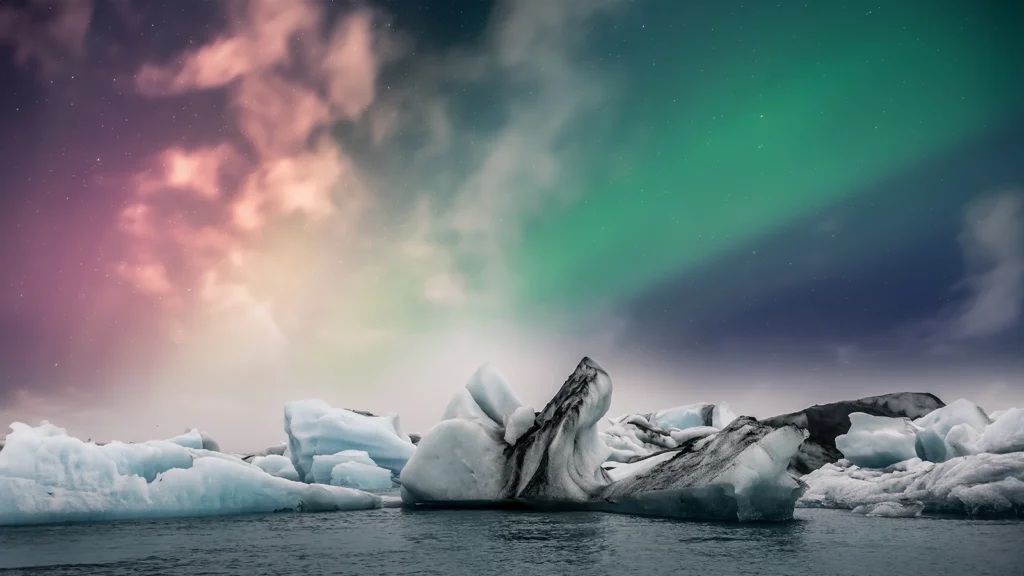Auroras boreales sobre la laguna glaciar Jökulsárlón con icebergs, Islandia