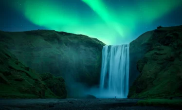 Auroras boreales sobre la cascada Skógafoss - Desciubriendo Islandia