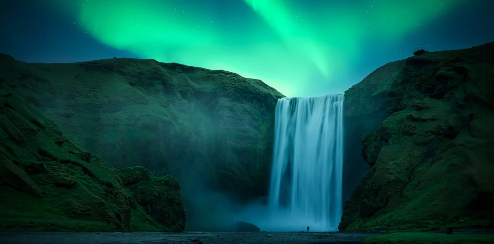 Auroras boreales sobre la cascada Skógafoss - Desciubriendo Islandia