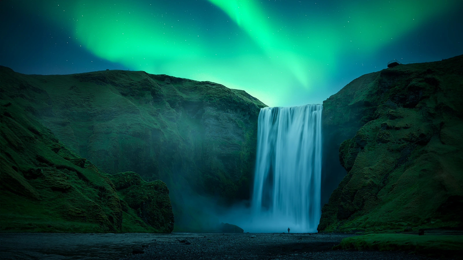 Auroras boreales sobre la cascada Skógafoss - Desciubriendo Islandia