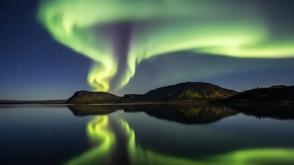 Auroras boreales sobre Þingvellir (Thingvellir) con reflejo en el lago, Islandia