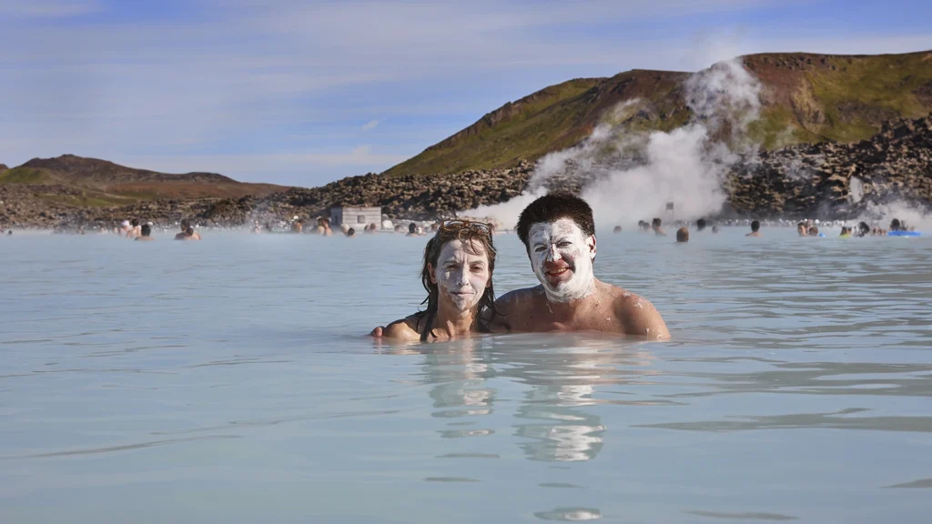 Pareja bañándose en Blue Lagoon, la laguna geotermal de Islandia