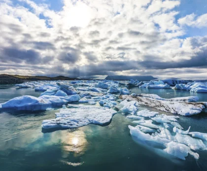 Bloques de hielo sobre la arena negra en Diamond Beach, Islandia