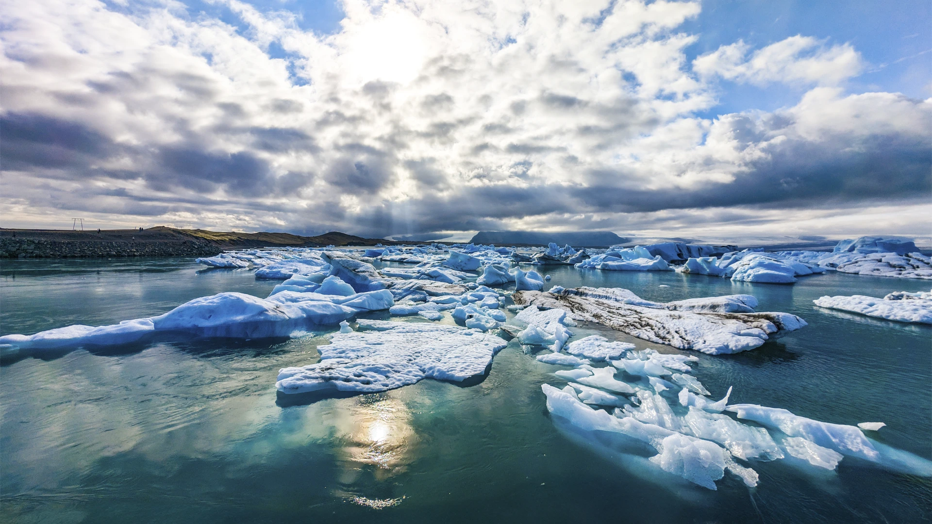 Bloques de hielo sobre la arena negra en Diamond Beach, Islandia