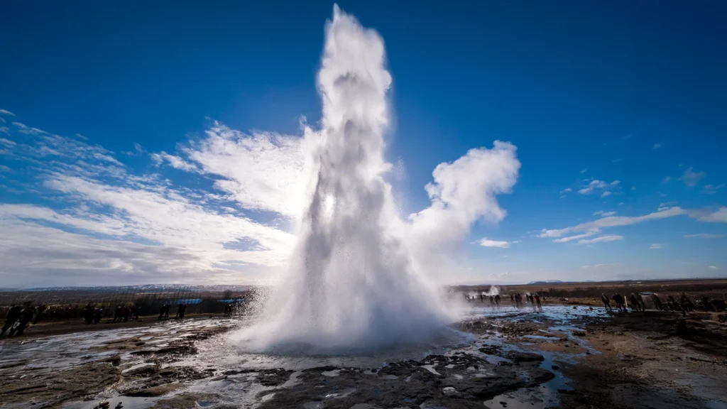 Erupción del géiser Strokkur en el área geotérmica de Geysir, Islandia
