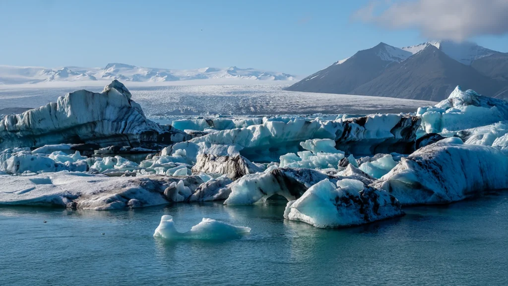 Icebergs flotando en la laguna glaciar Jökulsárlón, sur de Islandia
