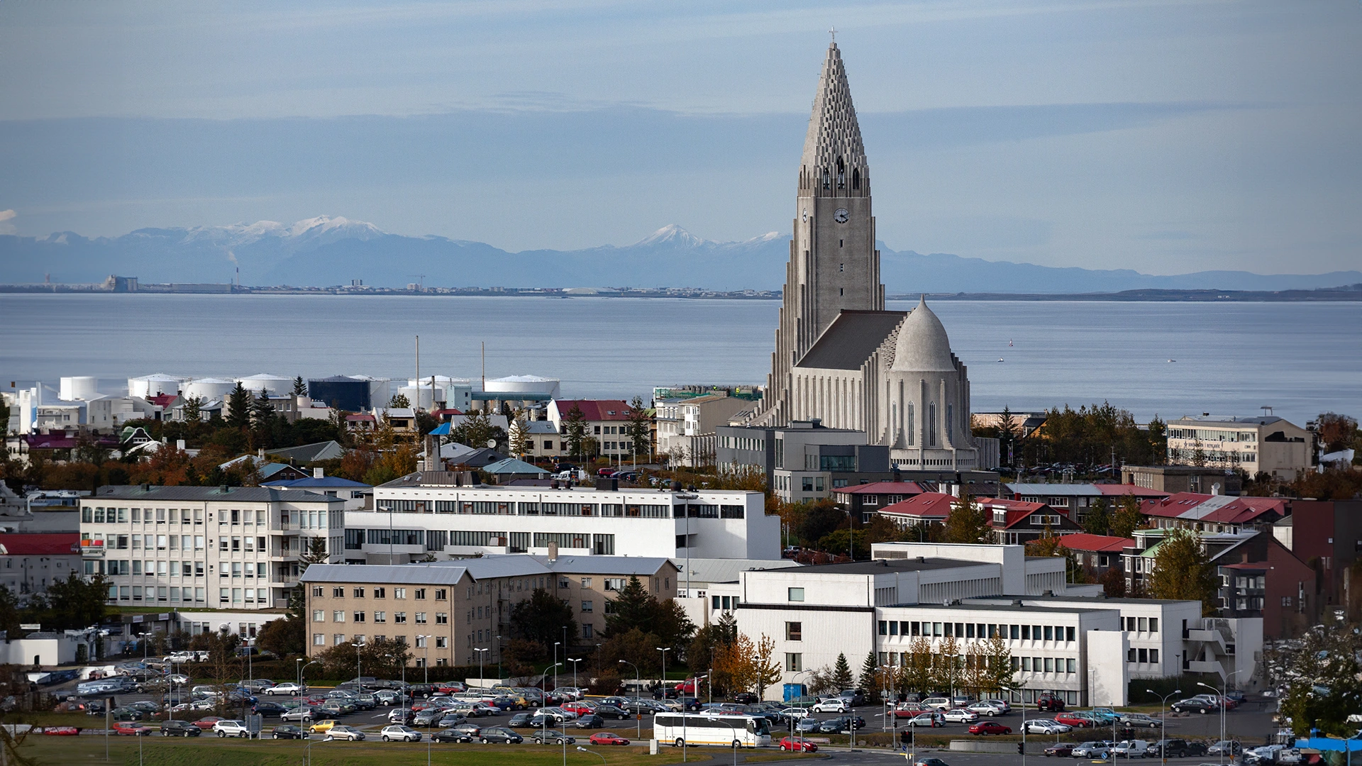 Hallgrímskirkja en Reikiavik con la bahía y montañas al fondo, vista urbana panorámica