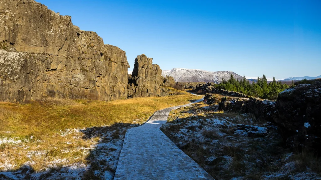 Sendero en el Parque Nacional Þingvellir (Thingvellir), Islandia