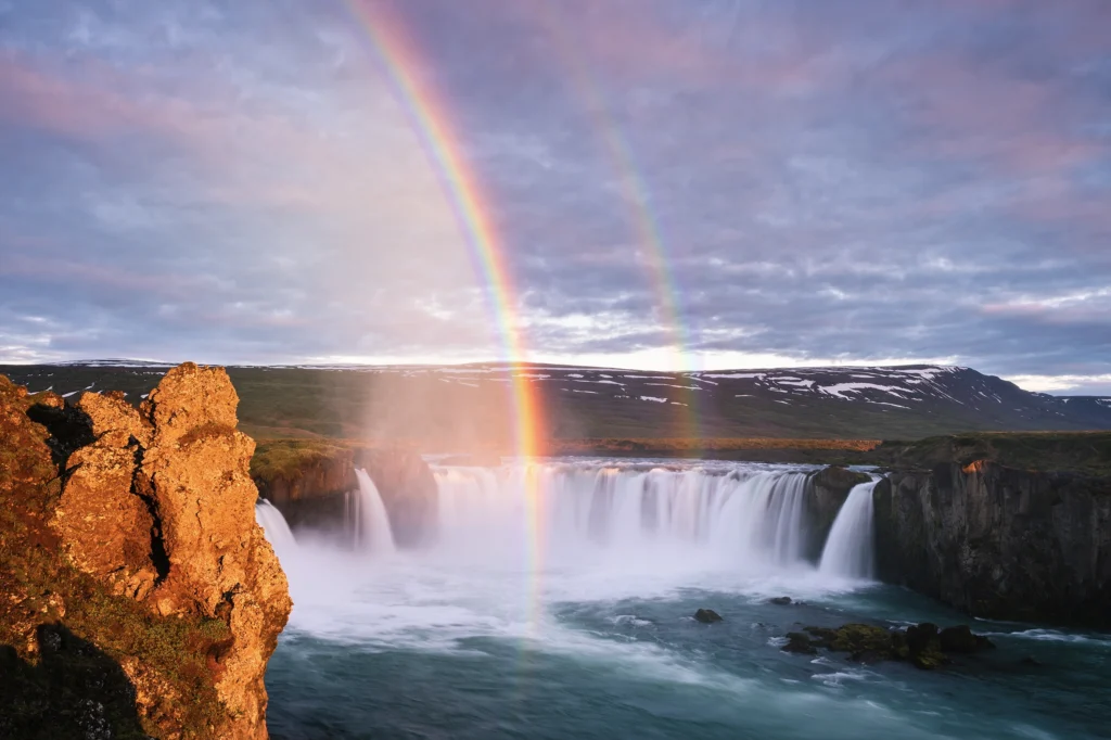 Arcoíris sobre la cascada Goðafoss en Islandia