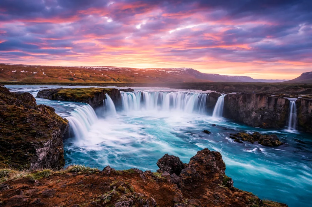Cascada Goðafoss al atardecer con cielo colorido en Islandia