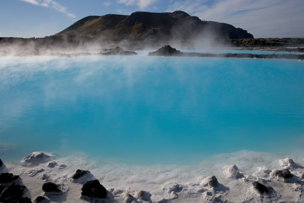 Aguas turquesas de Blue Lagoon con vapor en paisaje volcánico islandés