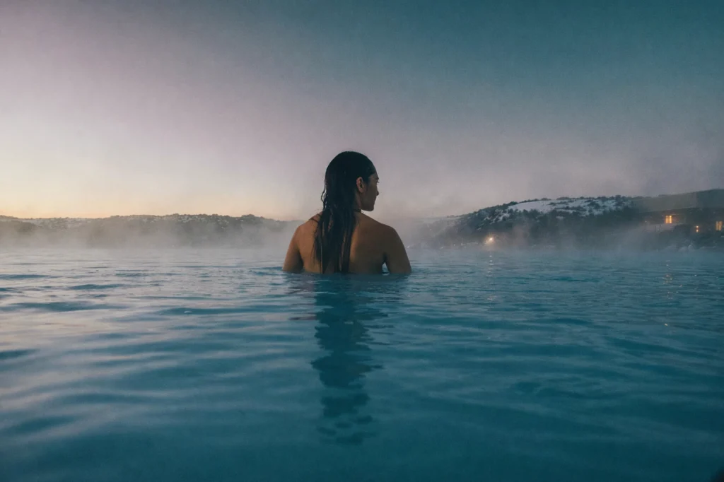 Persona relajándose en Blue Lagoon en aguas termales de Islandia
