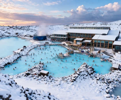 Blue Lagoon en Islandia con aguas termales azules y nieve en invierno.