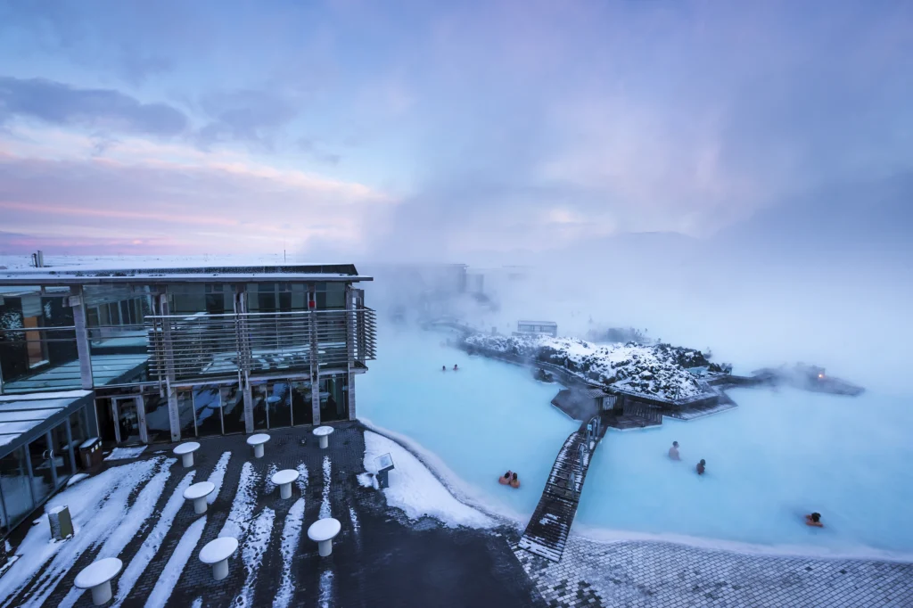Blue Lagoon Islandia con spa geotérmico y vapor entre nieve en invierno