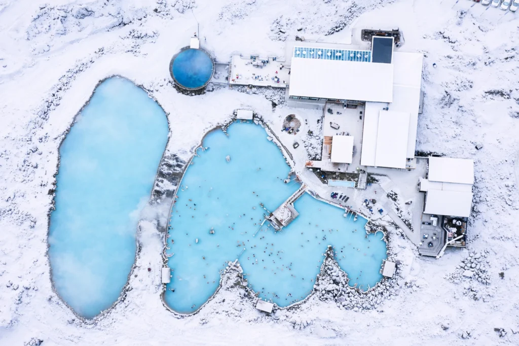 Vista aérea de Blue Lagoon en Islandia con piscinas geotérmicas