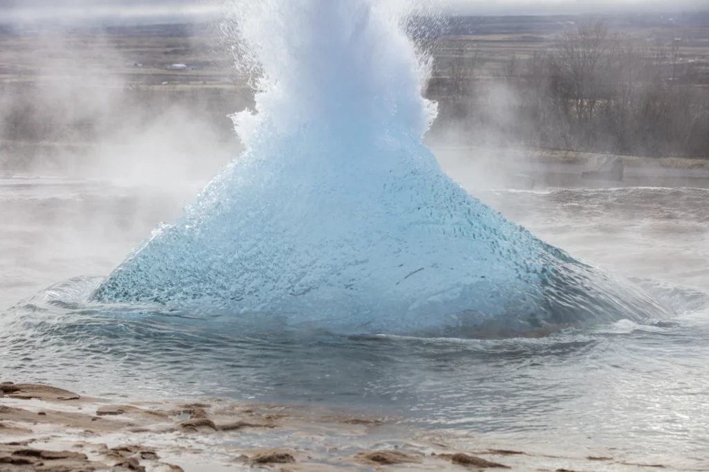 Burbuja azul del géiser Strokkur antes de erupcionar en Islandia