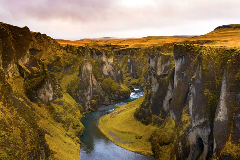 Cañón Fjaðrárgljúfur en Islandia con colores otoñales y río serpenteante