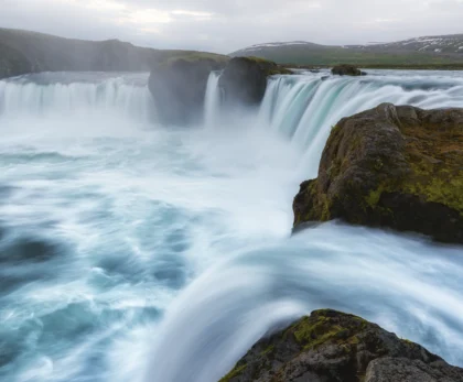 Cascada Goðafoss en Islandia con agua en movimiento y paisaje volcánico