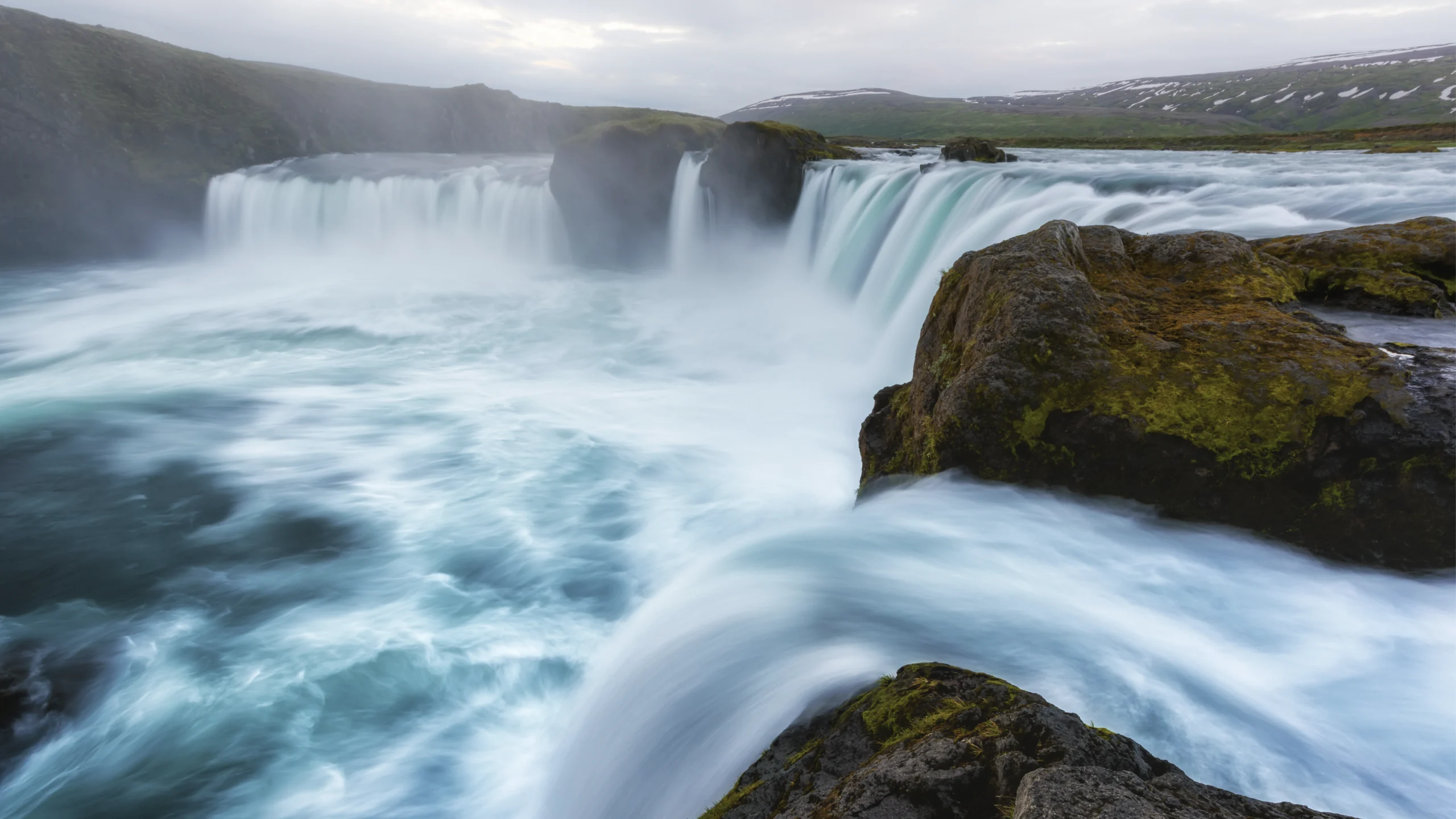 Cascada Goðafoss en Islandia con agua en movimiento y paisaje volcánico