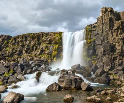 Cascada Öxarárfoss en el Parque Nacional Thingvellir rodeada de columnas basálticas en Islandia.