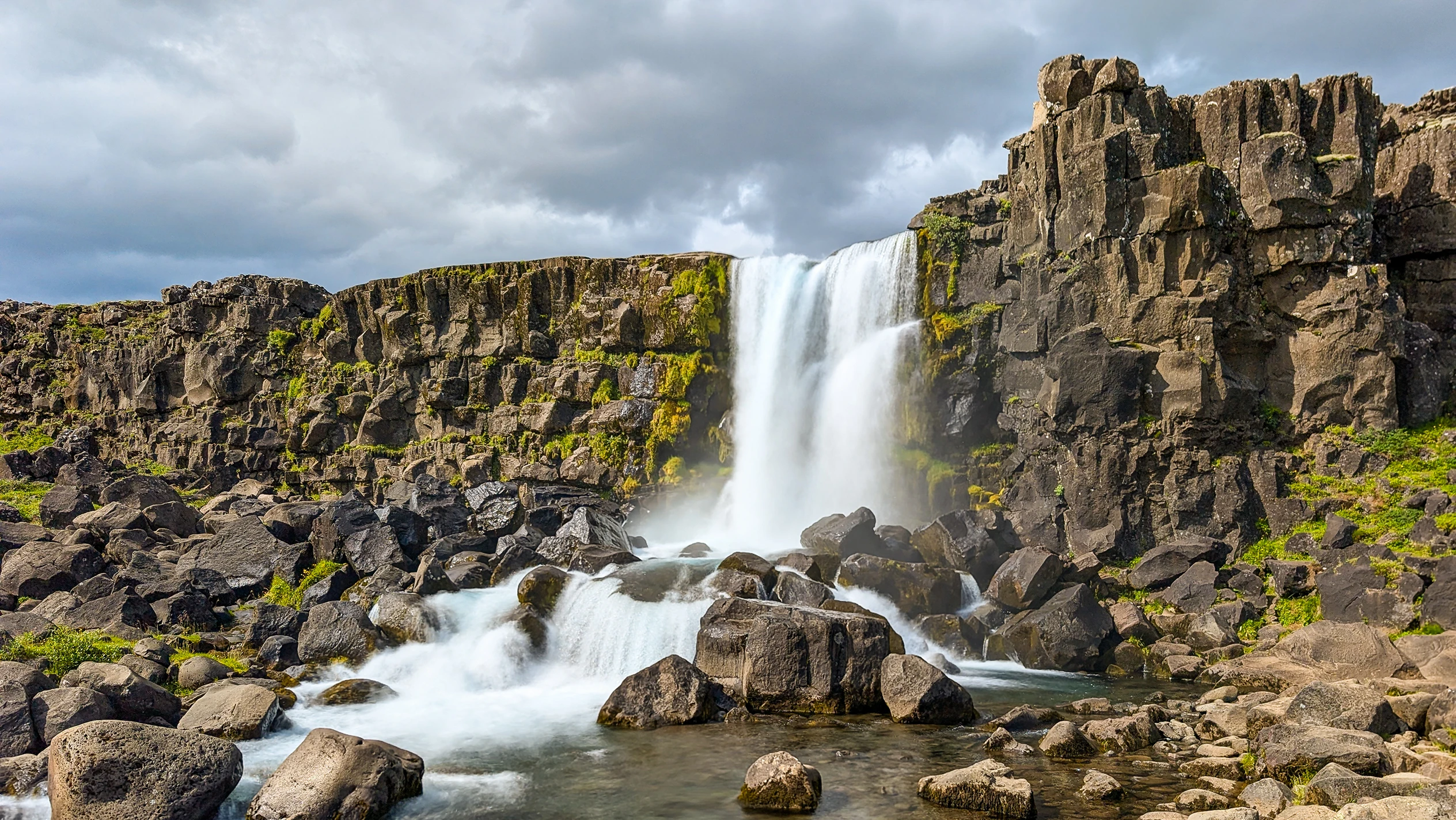 Cascada Öxarárfoss en el Parque Nacional Thingvellir rodeada de columnas basálticas en Islandia.