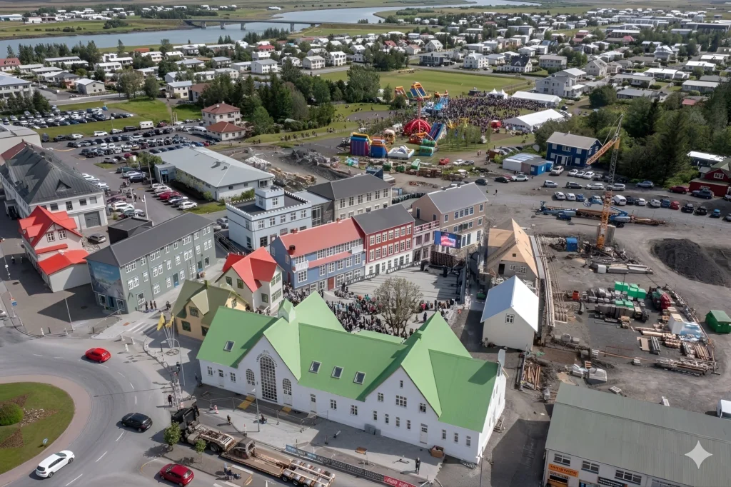 Vista aérea del centro de Selfoss con casas de colores, plaza principal y festival local en la ciudad de Selfoss, Islandia.