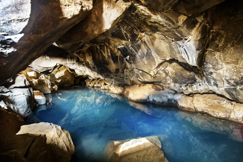 Cueva geotermal Grjótagjá con agua azul dentro de una cueva volcánica cerca del lago Mývatn en Islandia.