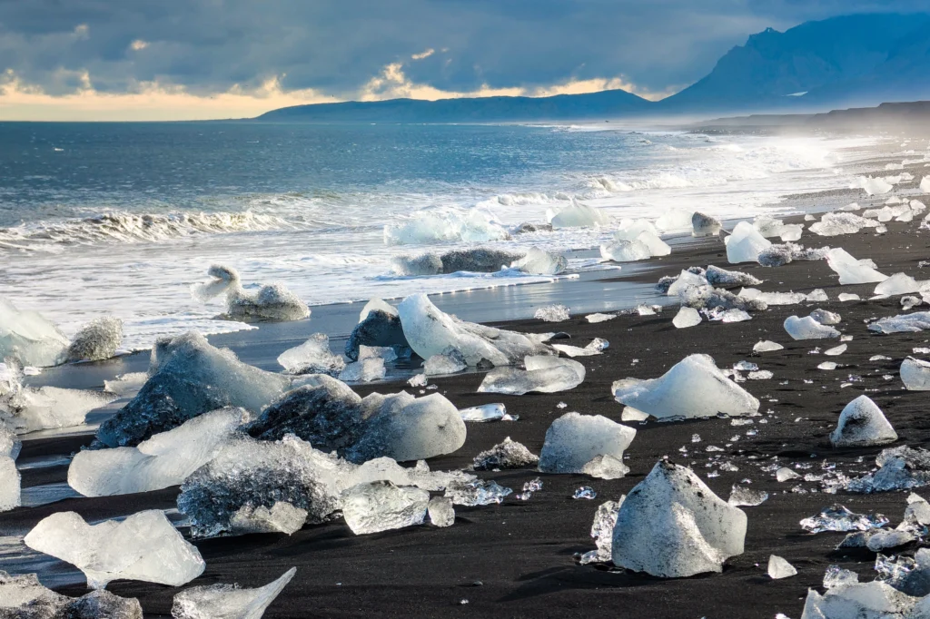 Icebergs sobre arena negra en Diamond Beach cerca de Jökulsárlón Islandia