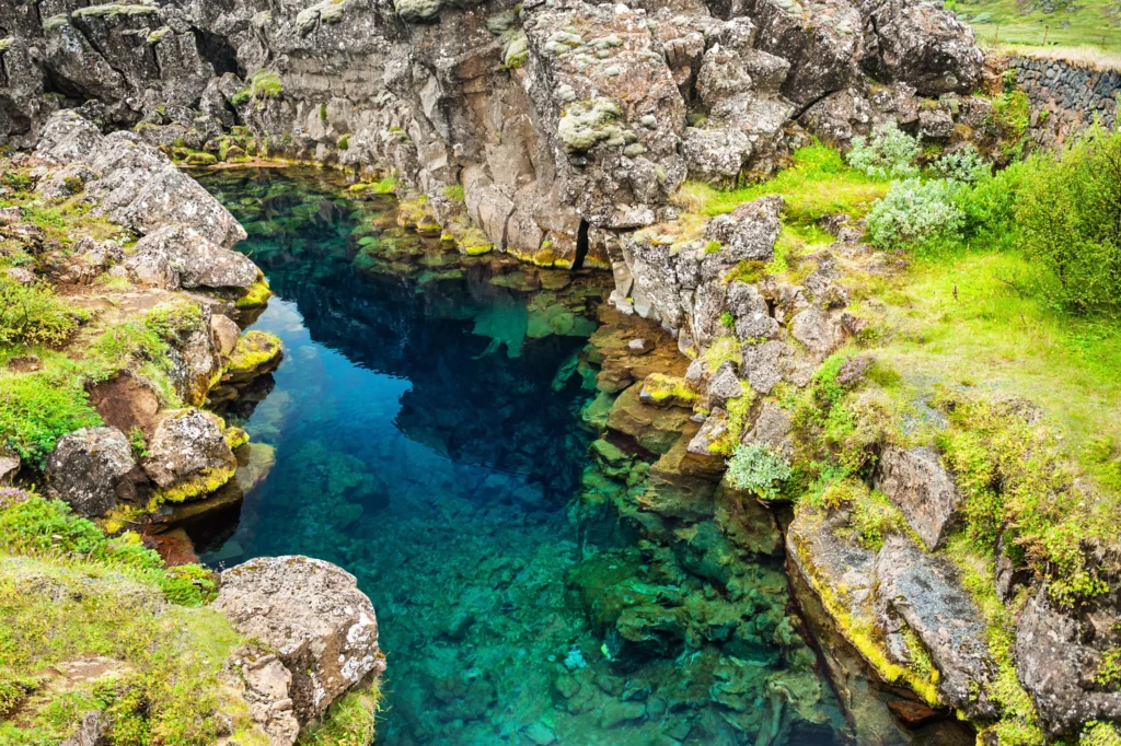 Fisura de Silfra con agua cristalina entre placas tectónicas en el Parque Nacional Thingvellir, Islandia.