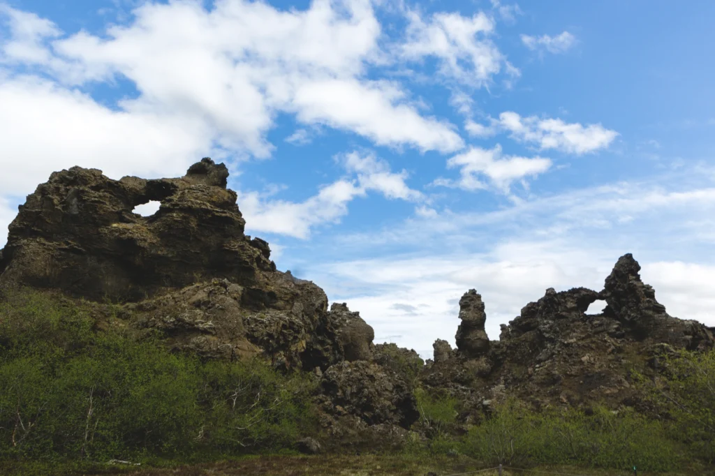 Formaciones de lava en Dimmuborgir, campo volcánico con arcos de roca cerca del lago Mývatn en Islandia.