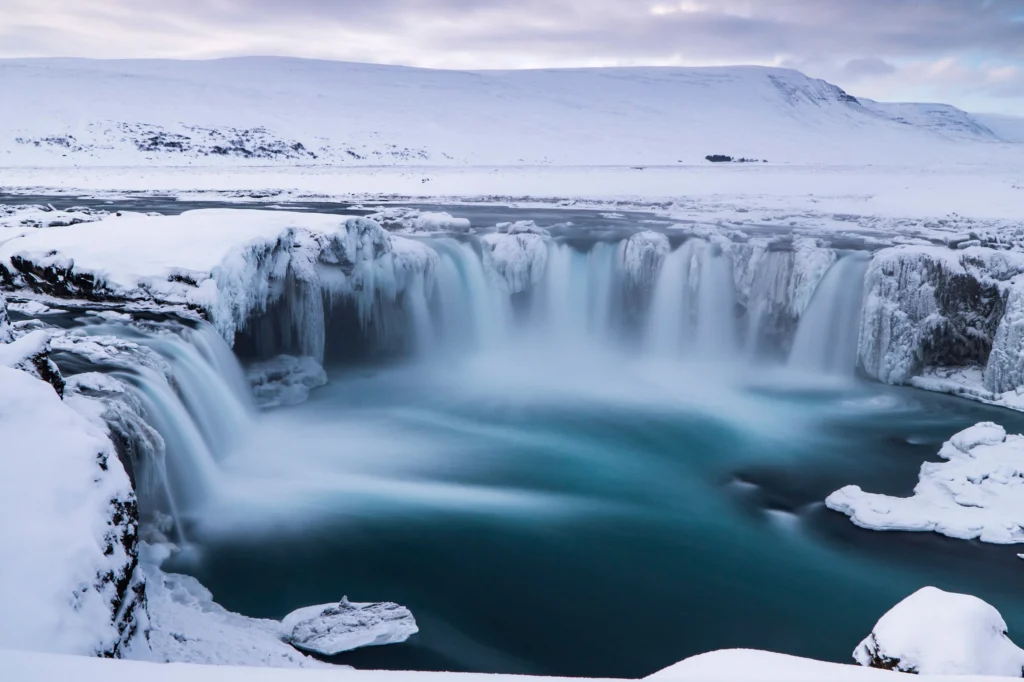 Cascada Goðafoss congelada en invierno con nieve en Islandia