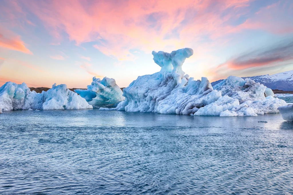 Iceberg azul en la laguna glaciar Jökulsárlón al atardecer en Islandia