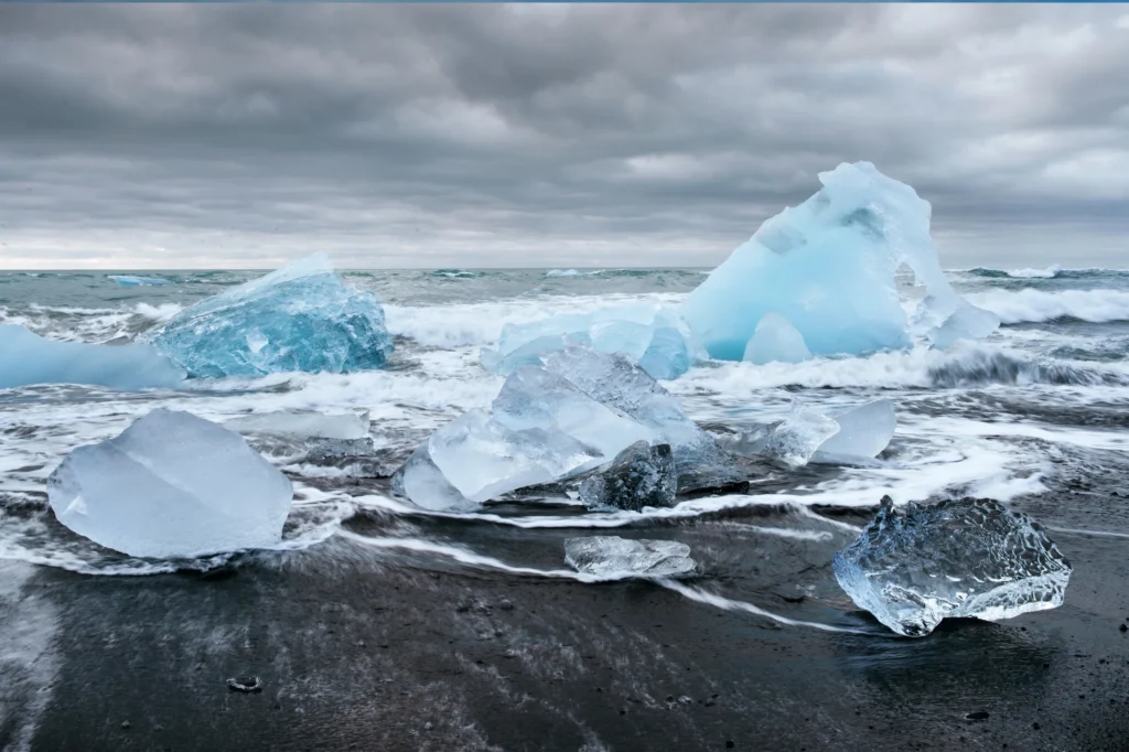 Icebergs sobre arena negra en Breiðamerkursandur junto a Jökulsárlón Islandia