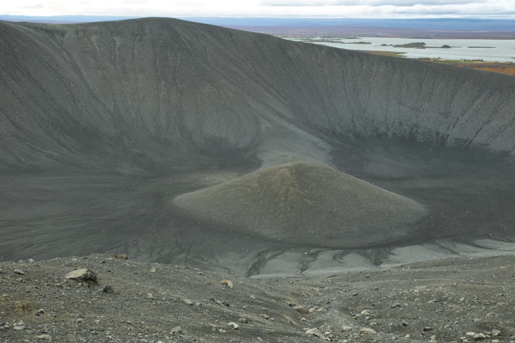 Interior del cráter del volcán Hverfjall con cono volcánico central cerca del lago Mývatn en Islandia.