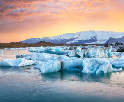 Icebergs en la laguna glaciar Jökulsárlón al atardecer en Islandia
