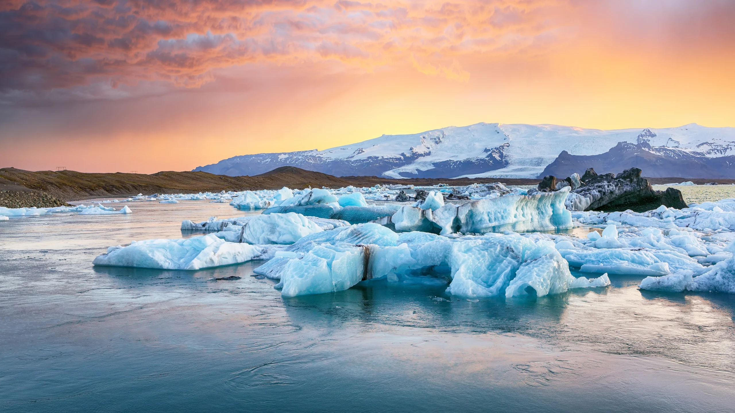 Icebergs en la laguna glaciar Jökulsárlón al atardecer en Islandia