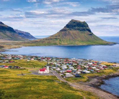 Kirkjufell y el pueblo de Grundarfjörður en la península de Snæfellsnes, Islandia.