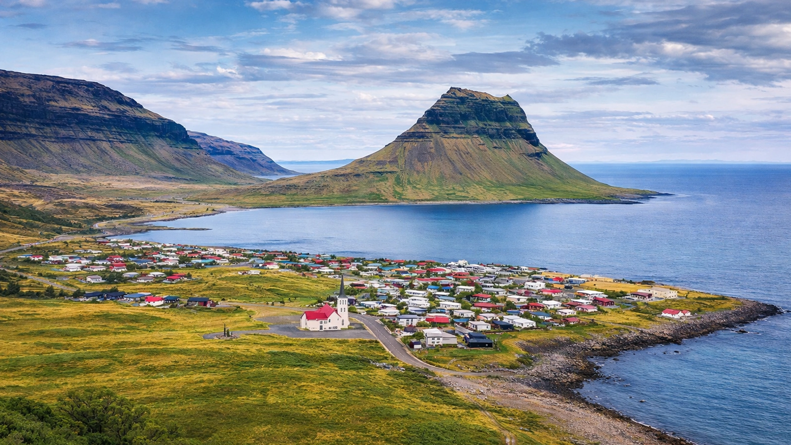 Kirkjufell y el pueblo de Grundarfjörður en la península de Snæfellsnes, Islandia.