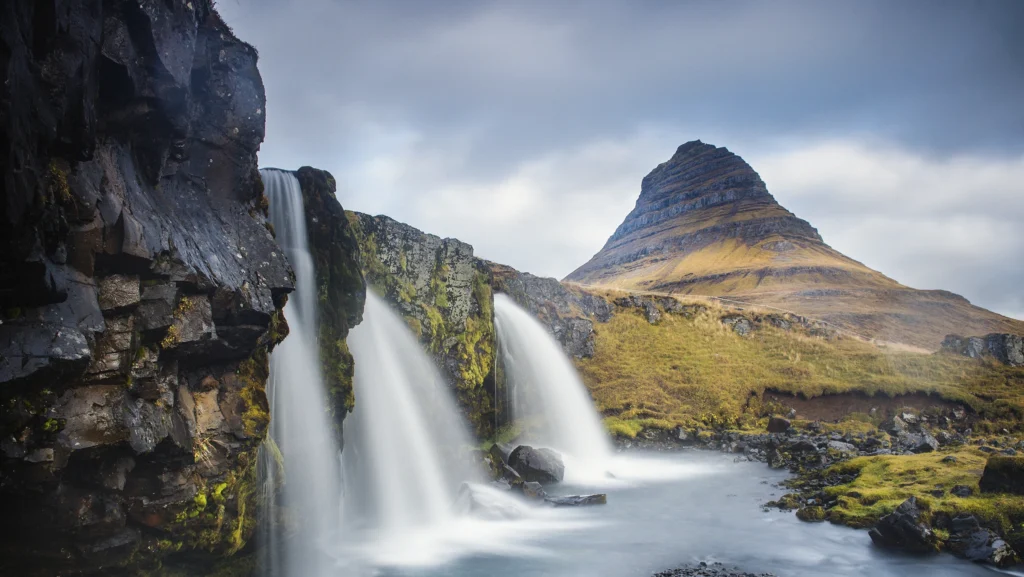 Cascada Kirkjufellsfoss con la montaña Kirkjufell al fondo en Islandia.