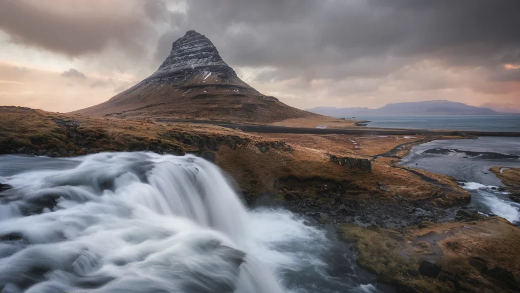 Cascada Kirkjufellsfoss con el monte Kirkjufell al fondo en la península de Snæfellsnes, Islandia.