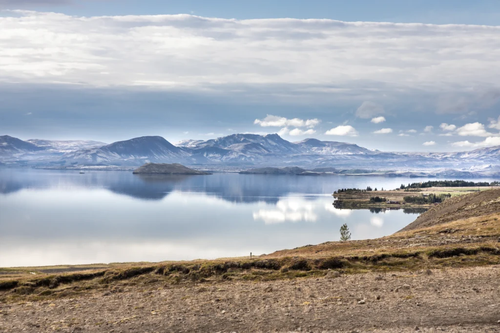 Vista del lago Þingvallavatn desde el Parque Nacional Thingvellir con montañas al fondo en Islandia.