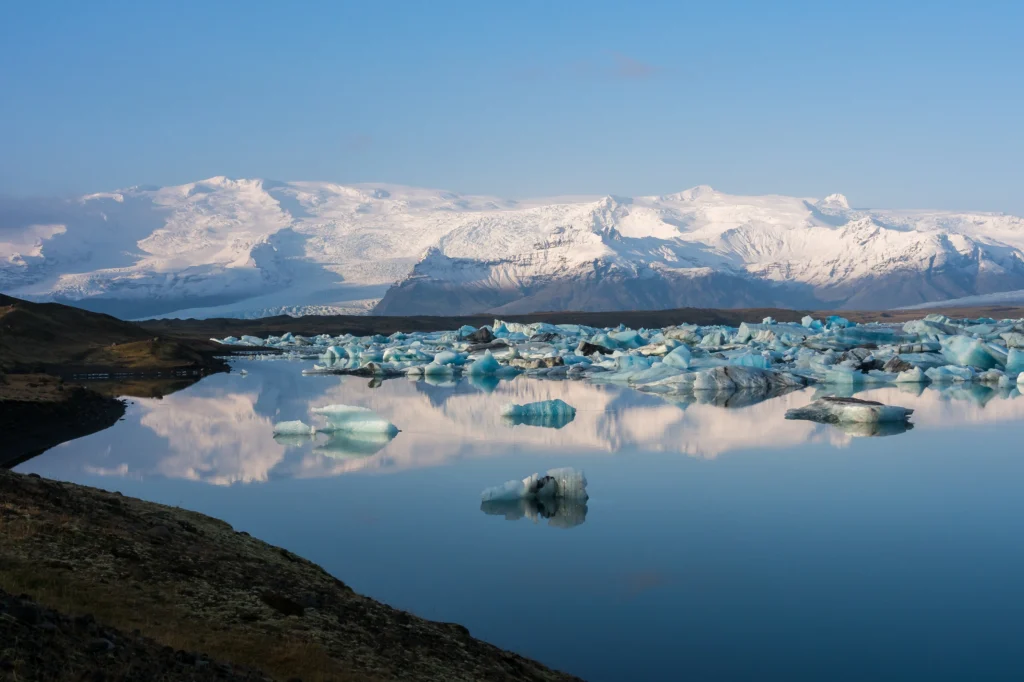 Laguna glaciar Jökulsárlón con icebergs y reflejo del glaciar Vatnajökull en Islandia