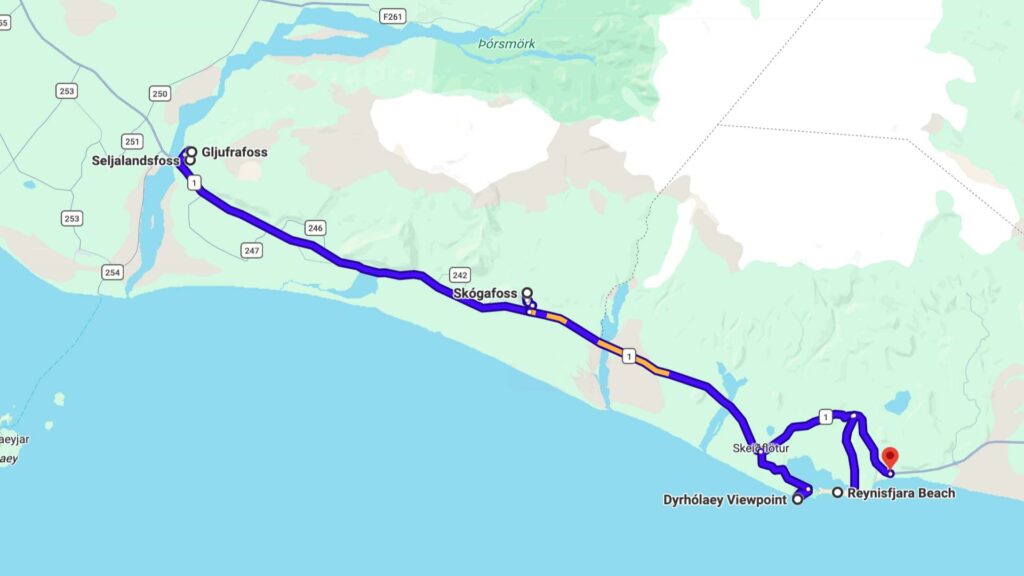 Mapa de la ruta por la costa sur de Islandia desde Seljalandsfoss y Skógafoss hasta la playa de Reynisfjara.
