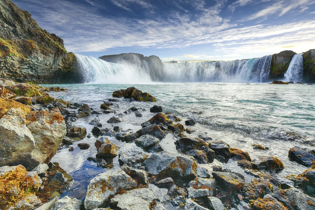 Cascada Goðafoss con rocas volcánicas en primer plano en Islandia