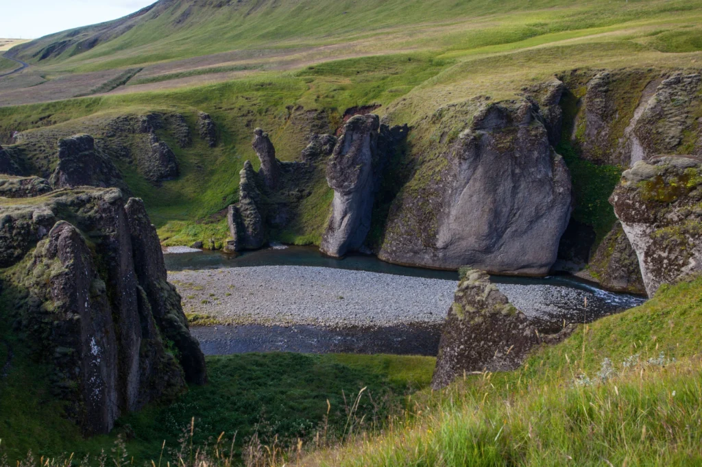 Formaciones rocosas y río en el cañón Fjaðrárgljúfur en Islandia